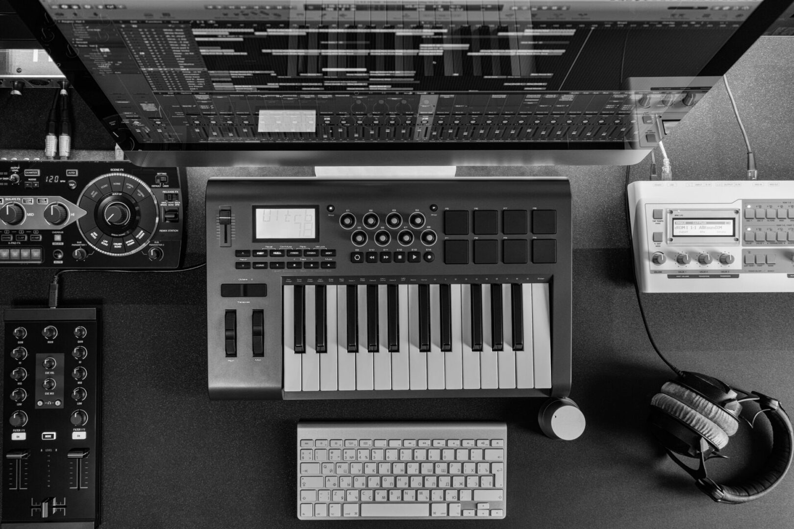 Electronic_Music_Studio_Desk_original_814811